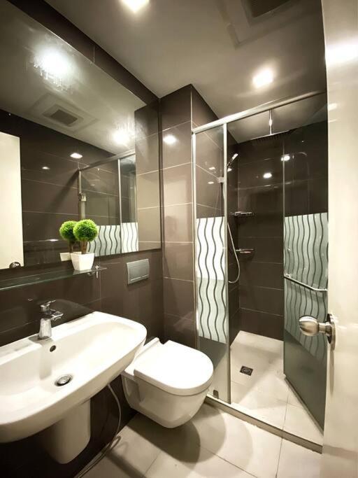 Acqua Private Residence Livingstone Tower Condo Unit With Free Wifi Manila Exterior photo
